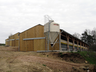 Vue extérieure du bâtiment pour élevage de porc en bâtiment Plein Air Concept.